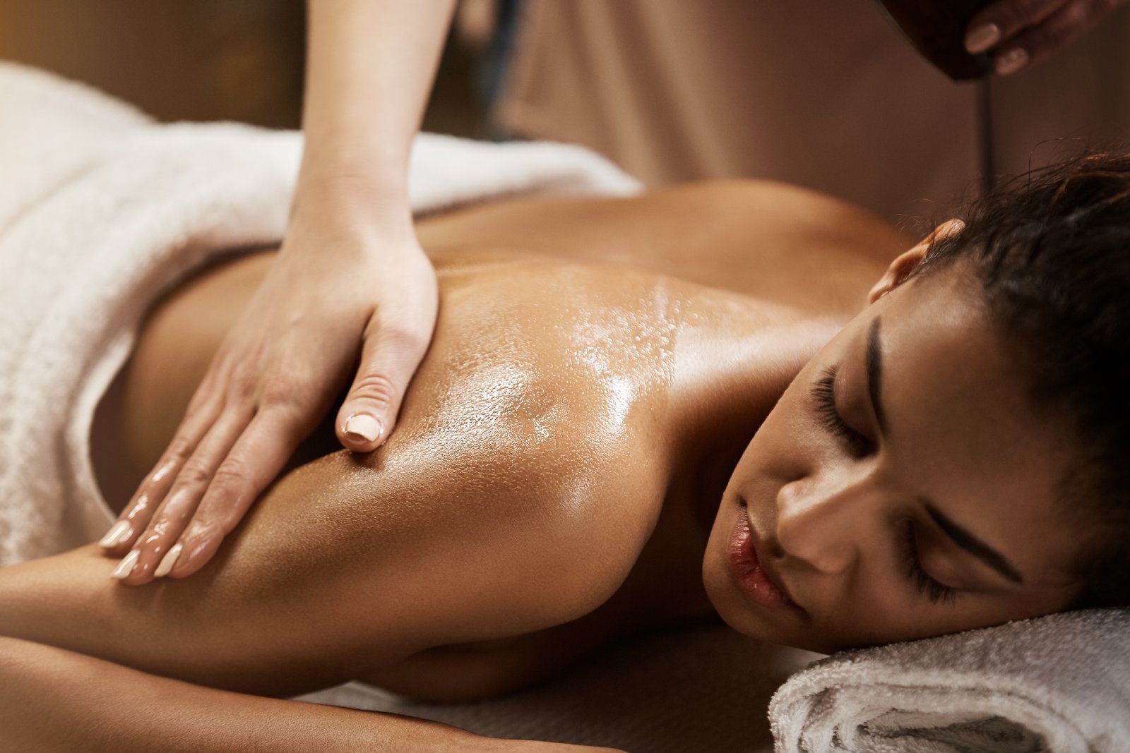 gros-plan-de-la-belle-femme-africaine-appreciant-le-massage-dans-le-salon-spa.jpg